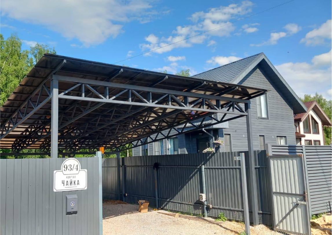 Современный автонавес с крышей из поликарбоната